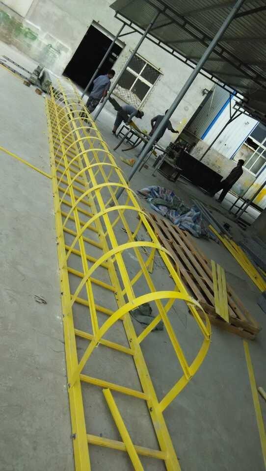 玻璃钢带护笼爬梯安全作业移动梯子化工行业梯子