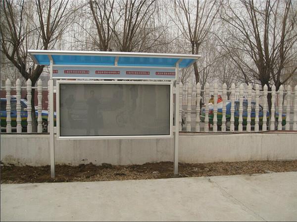 5,宣传栏看板采用前开启式液压助力设计,便于升降开启;正面更换画面